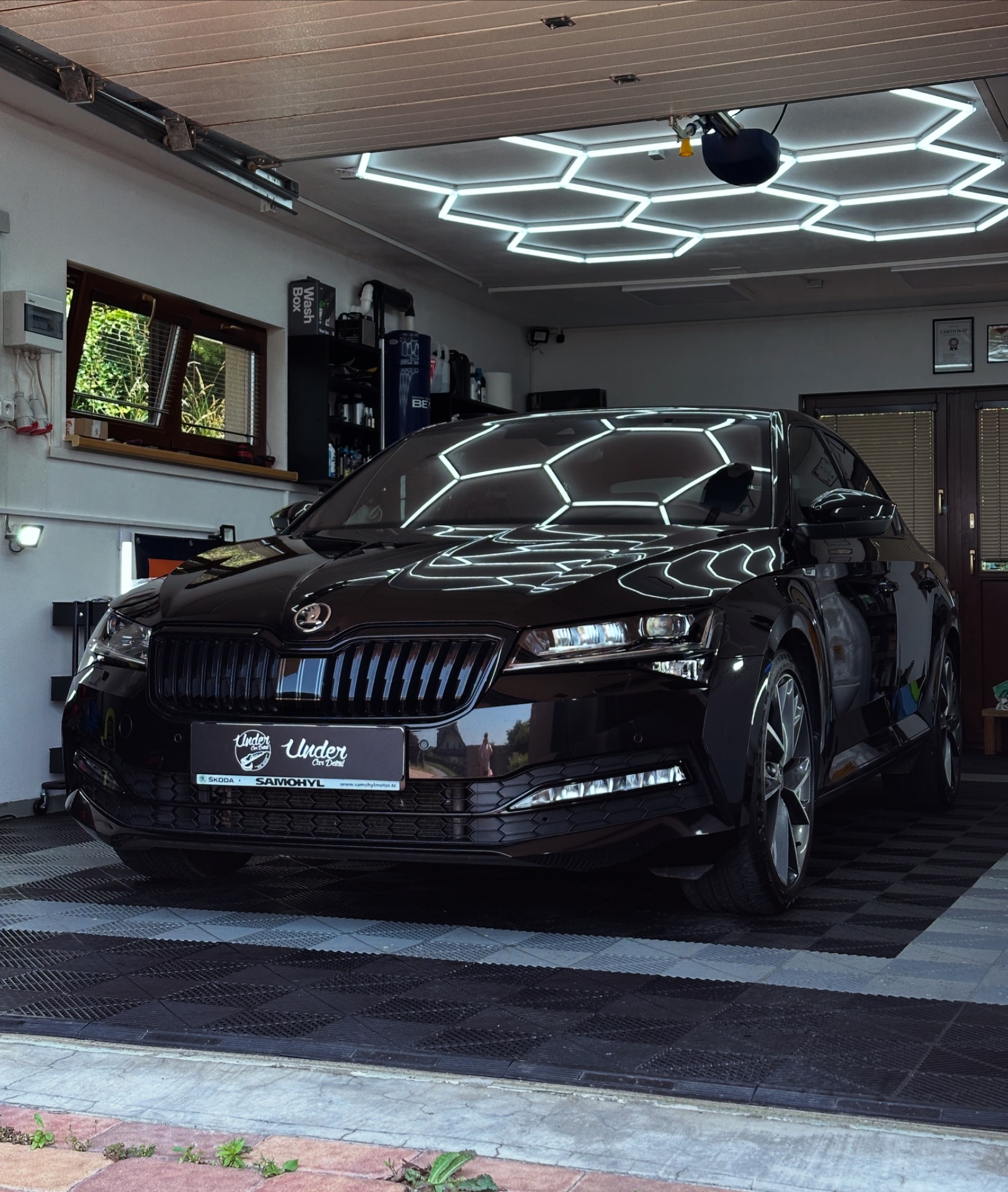 Škoda Superb Sportline - Leštění laku, certifikovaná keramická ochrana, čištění interiéru