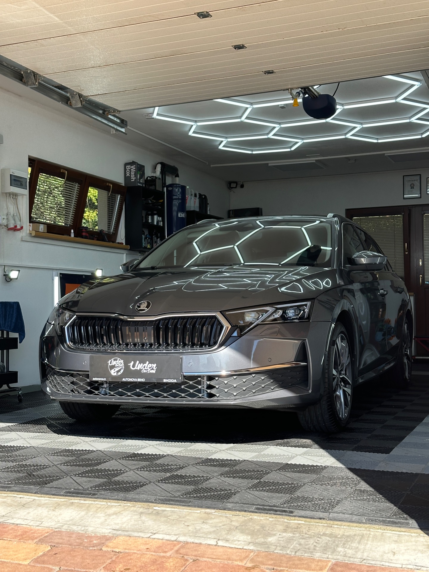 Škoda Octavia IV - Leštění laku, grafenová ochrana laku na 5 let.